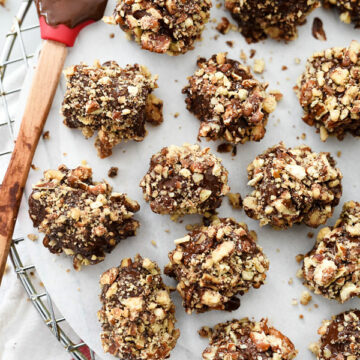 4-Ingredient Pretzel Turtles are a super easy, no-bake, salty, chocolate & caramel cookie treat | foodiecrush.com